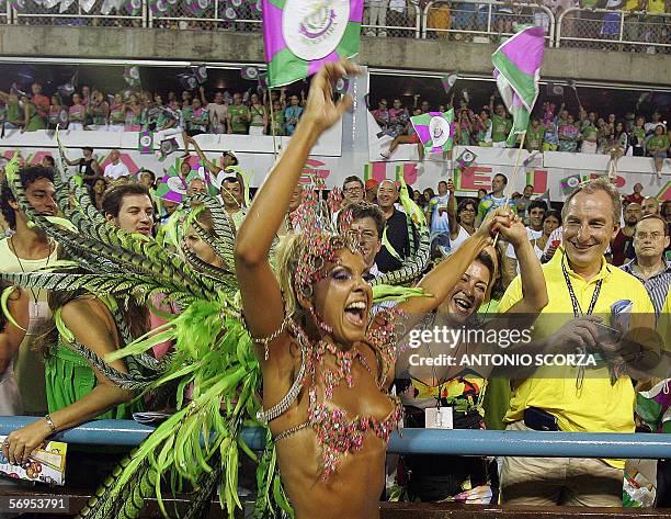 Rio de Janeiro, BRAZIL: Jacqueline Nascimento, Queen of the Drums of Mangueira samba school performs in front of trhe atendence, 27 February 2006,...