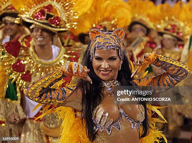 Rio de Janeiro, BRAZIL: Elaine Ribeiro, Queen of the Drums of the Porto da Pedra samba school, performs ahead of the musicians 27 February, 2006...