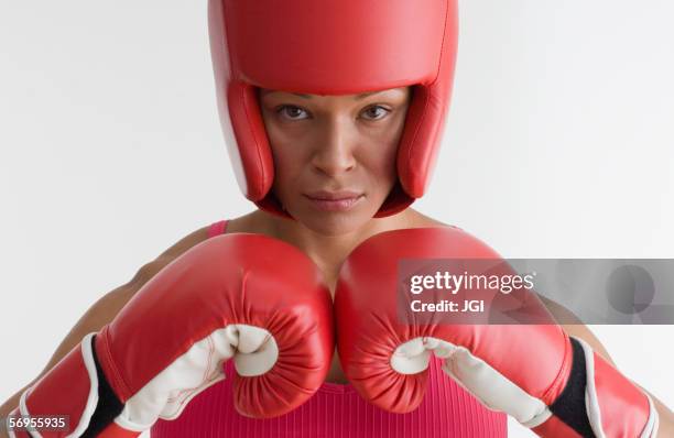 portrait of woman in boxing gear - women's boxing stock-fotos und bilder