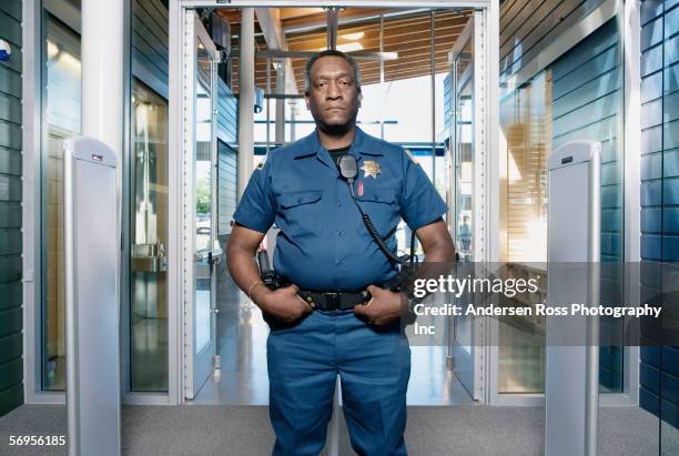 security officer posing - agent de sécurité photos et images de collection