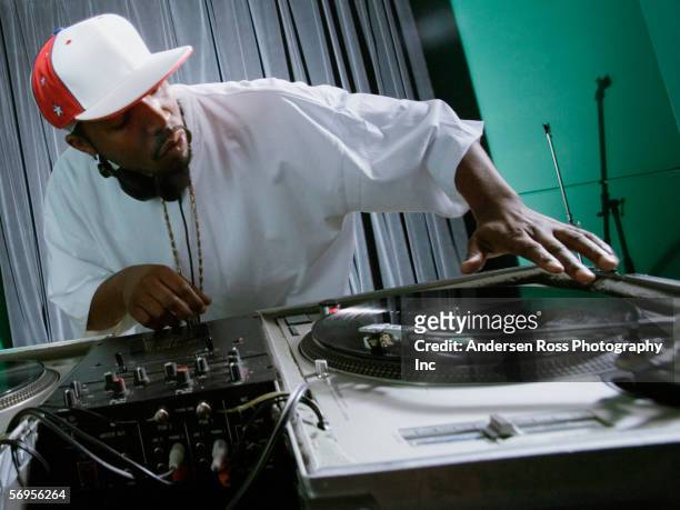 dj playing music - hip hop fotografías e imágenes de stock