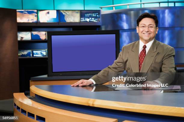 portrait of male anchor in newsroom - sala de prensa fotografías e imágenes de stock