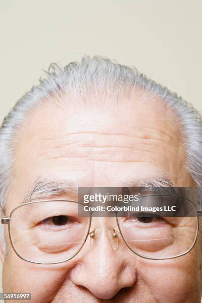 close up of top half of elderly man's head - forehead foto e immagini stock