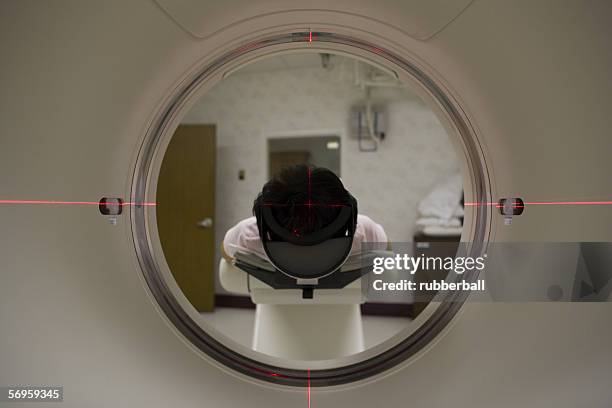 female patient getting an cat scan - medical laser - fotografias e filmes do acervo