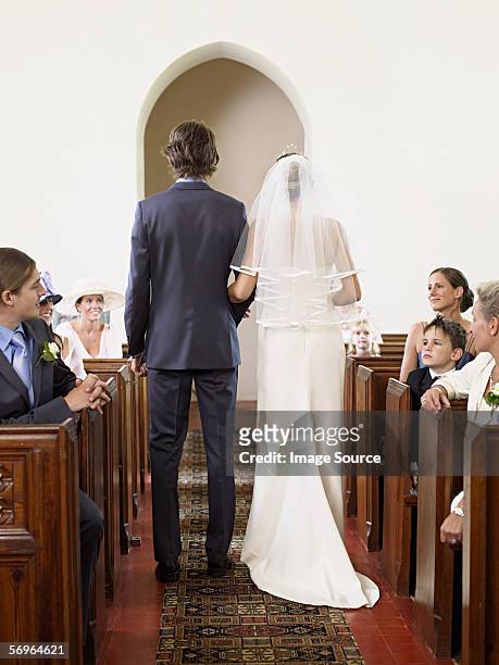 braut und bräutigam in der kirche - wedding ceremony stock-fotos und bilder