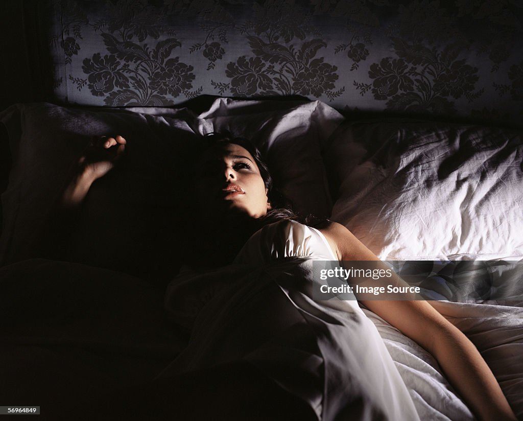 Femme allongée dans un lit