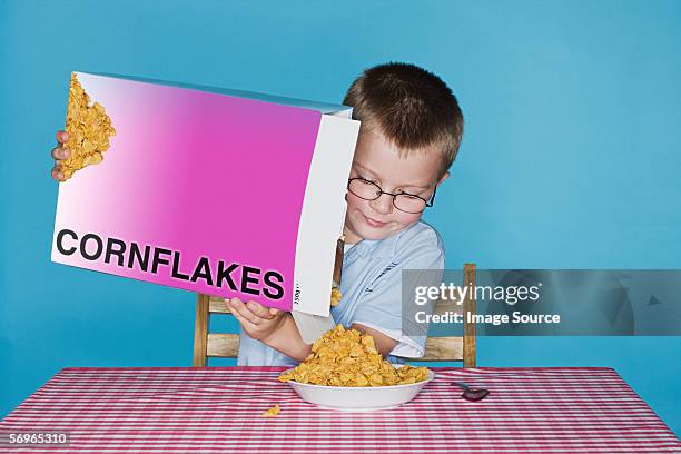 junge rühren corn kernel - cereal box stock-fotos und bilder