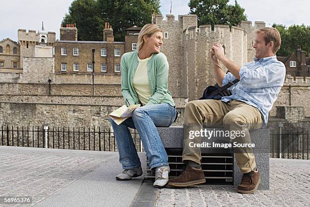 paar nehmen foto - tower of london stock-fotos und bilder