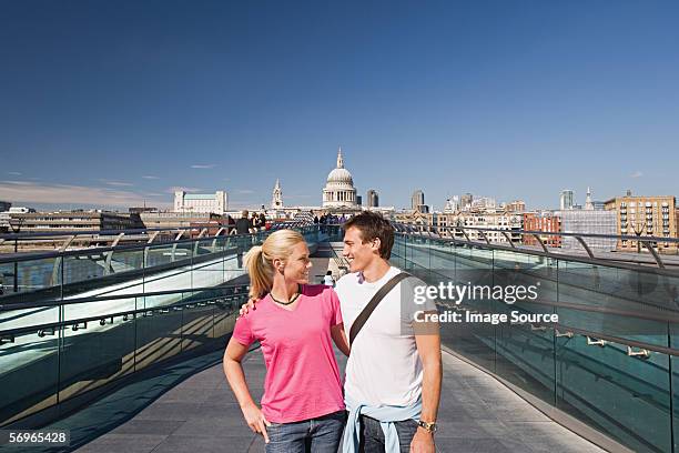 casal na ponte perto de st pauls cathedral - st pauls cathedral london - fotografias e filmes do acervo