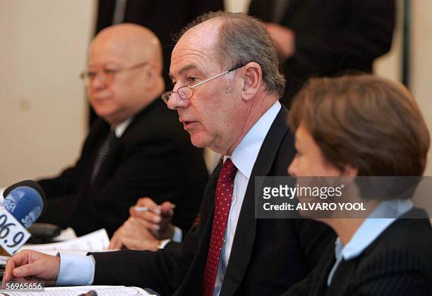 El director gerente del Fondo Monetario Internacional Rodrigo de Rato , responde preguntas el 28 de febrero 2006, durante una conferencia de prensa...