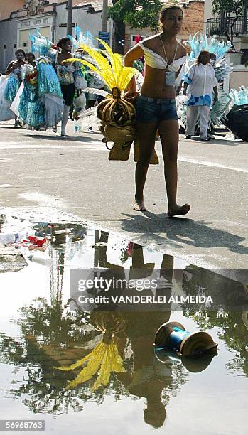 Rio de Janeiro, BRAZIL: Una mujer carnavalera camina con su disfraz por una calle de Rio de Janeiro, el 01 de marzo de 2006, luego de la clausura del...