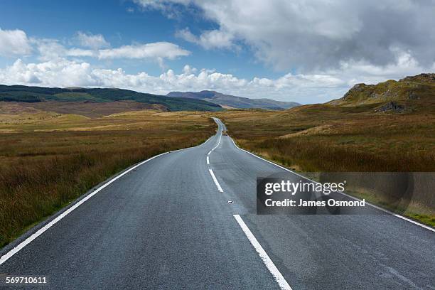 remote road. - snowdonia national park stock-fotos und bilder