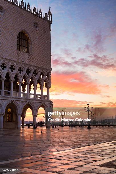 awesome sunrise over st marks square venice italy - palácio dos doges imagens e fotografias de stock