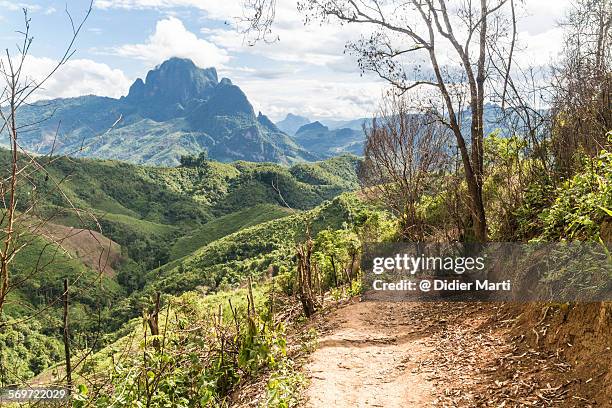 off the beaten track in laos - vang vieng stockfoto's en -beelden