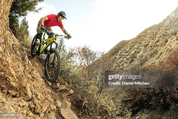 guy on a mountain bike, riding steep trail. - avon colorado fotografías e imágenes de stock