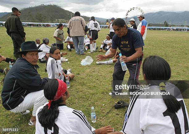 Manuel Burga , dirigente del club Imbaya de Otavalo, da instrucciones a sus jugadores antes del partido de la final del Mundial Indigena de Futbol...