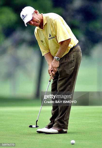 Scottish golfer Simon Yates putts on the last hole during the first round of the Indonesia Open 2006 at the Emeralda golf club in Cimanggis, West...