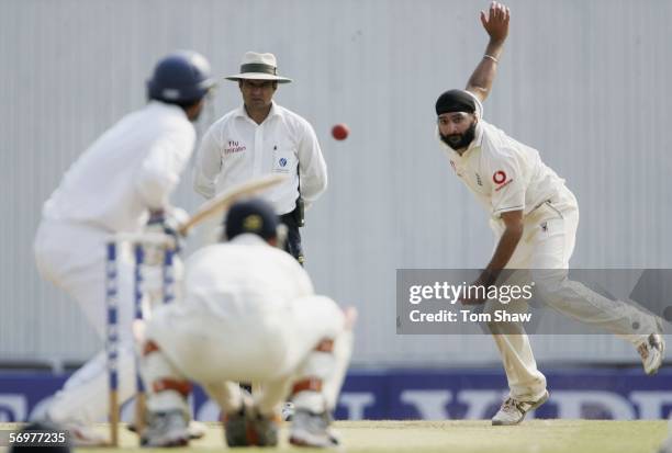 Monty Panesar of England bowls during day two of the First Test between India and England at the VCA Stadium on March 2, 2006 in Nagpur, India.