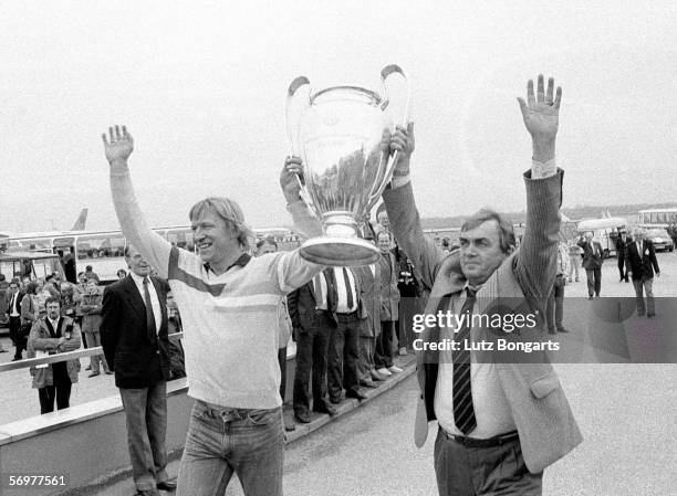 Head coach Ernst Happel and Horst Hrubesch celebrates winning after the Champions League final match between Juventus and Hamburger SV during the...