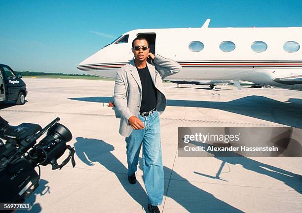 Tiger Woods is seen arriving at Hamburg International airport on May 16, 2000 in Hamburg, Germany.