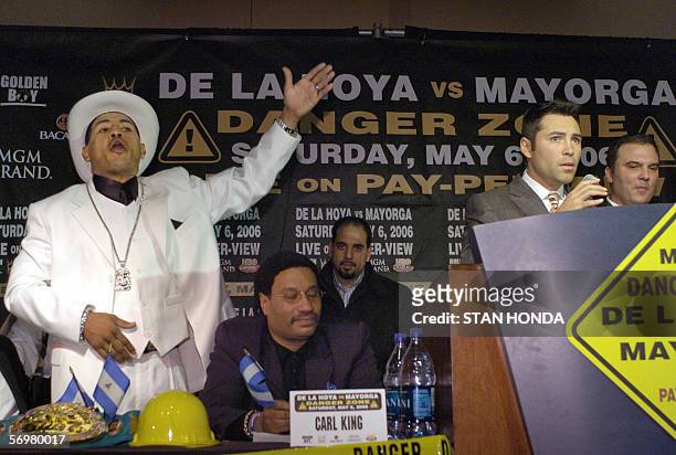 New York, UNITED STATES: Nicaraguan Ricardo Mayorga stands up and shouts as US boxer Oscar De La Hoya speaks during press conference 02 March 2006 in...