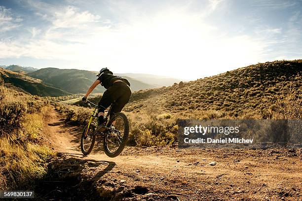 woman flying on a downhill mountain bike. - mountain bike - fotografias e filmes do acervo