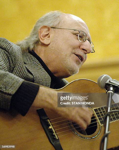 New York, UNITED STATES: Peter Yarrow, of the group Peter, Paul and Mary, sings at a memorial tribute to kidnapped, tortured and murdered Jewish...