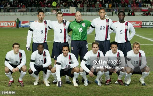 The team of USA back row : Clint Dempsey, Gregg Berhalter, Kasey Keller, Oguchi Onyewu, Eddie Johnson. Front row : Steve Cherundolo, DaMarcus Beasly,...