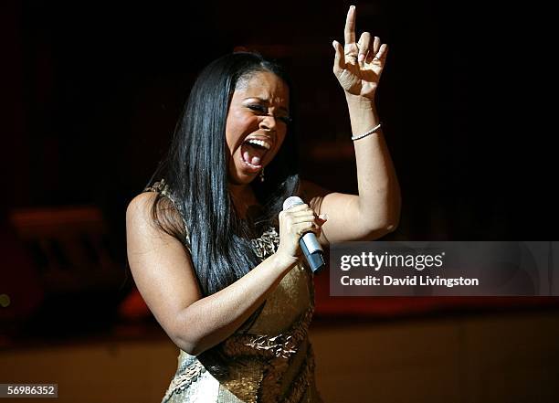 Singer Shanice performs at the Tinseltown To Gotham Pre-Oscar Event at the Regent Beverly Wilshire on March 2, 2006 in Beverly Hills, California.