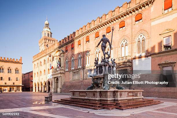 piazza del nettuno and fontana de nettuno, bologn - bologna foto e immagini stock