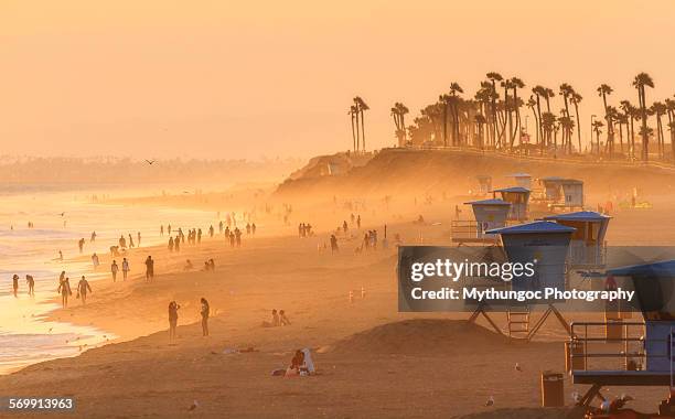 huntington beach summer - cabina del guardaspiaggia foto e immagini stock