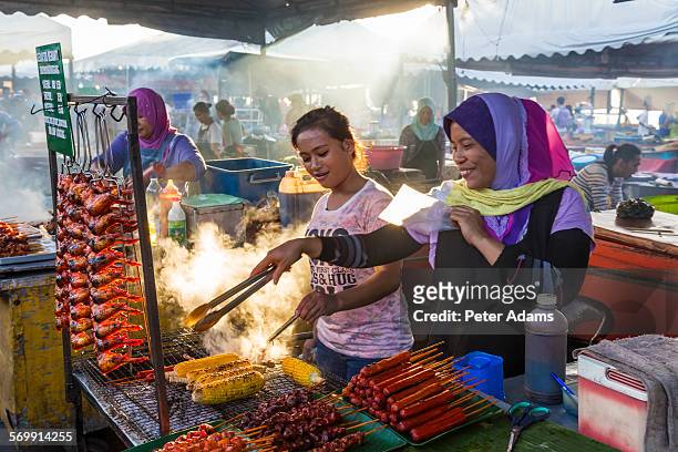 grilling food, night market kota kinabalu, sabah - 婆羅洲島 個照片及圖片檔