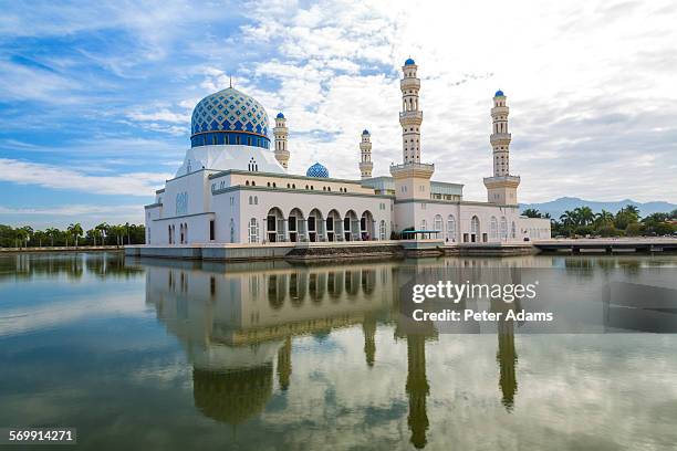 city mosque at likas bay, kota kinabalu, sabah - kota kinabalu stock-fotos und bilder