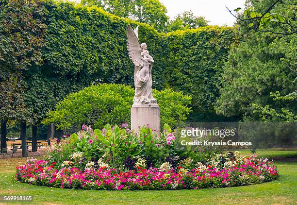 statue in the luxembourg gardens, paris, france - jardin du luxembourg photos et images de collection