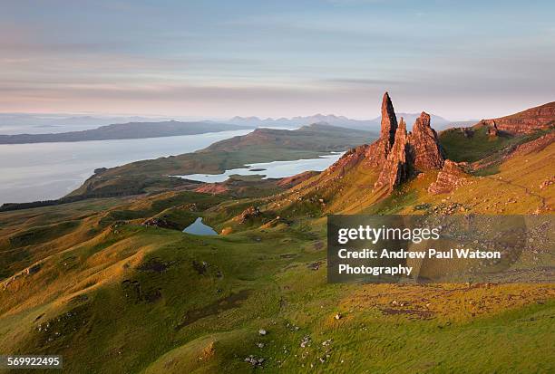 old man of storr - insel skye stock-fotos und bilder