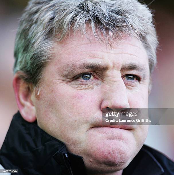 Steve Bruce of Birmingham looks on during the Barclays Premiership match between Middlesbrough and Birmingham City at The Riverside Stadium on March...