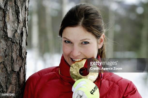 Julia Mancuso of the United States poses with her Torino 2006 giant slalom gold medal during the FIS Skiing World Cup Women's Super-G on March 3,...