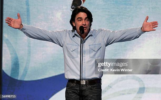 Actor Peter Gallagher sings onstage at the Film Independent's 2006 Independent Spirit Awards at Santa Monica Beach March 4, 2006 in Santa Monica,...