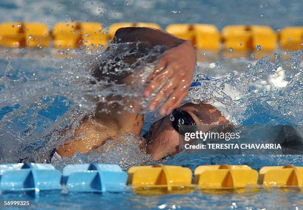 La hondurena Sharon Fajardo compite en la final de los 100 metros libres el 04 de marzo de 2006 en la piscina Eileen Coparropa, en Ciudad de Panama....