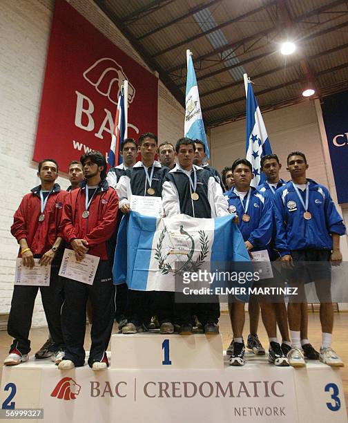 Tegucigalpa, HONDURAS: Los equipos de tenis de mesa de, Costa Rica , Guatemala y Honduras posan en el podio luego de ser condecorados en los VIII...