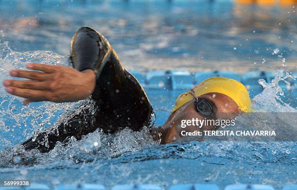 El costarricense Mario Montoya compite en la final de los 200 metros libres el 04 de marzo de 2006 en la piscina Eileen Coparropa, en Ciudad de...