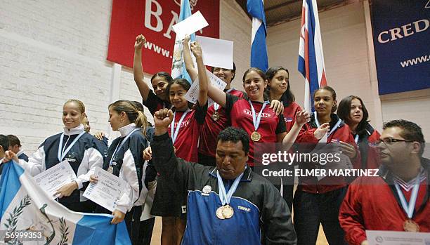 Tegucigalpa, HONDURAS: Los equipos de tenis de mesa femenino de Guatemala , Honduras y Costa Rica posan en el podio tras ser condecorados en los VIII...