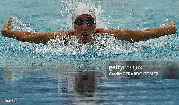 La nadadora argentina Georgina Bardach compite en la prueba de 200 mts mariposa, donde gano medalla de oro, durante el Campeonato Sudamericano de...