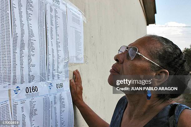 Una mujer busca en una lista el lugar donde debe votar en un colegio de Bilwi, Puerto Cabezas, 350 km al noroeste de Managua, el 05 de marzo de 2006....