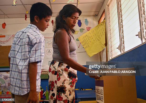 Una mujer, acompanada por su hijo, vota un colegio de Bilwi, Puerto Cabezas, 350 km al noroeste de Managua, el 05 de marzo de 2006. Habitantes de la...