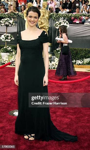 Actress Rachel Weisz arrives to the 78th Annual Academy Awards at the Kodak Theatre on March 5, 2006 in Hollywood, California.