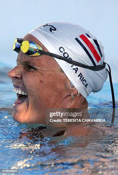 La costarricense y medallista olimpica Claudia Poll celebra al finalizar la final de los 200 metros estilo libre el 05 de marzo de 2006 en la piscina...