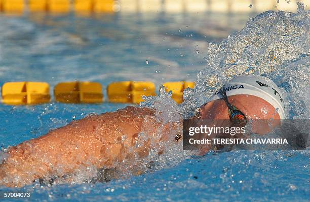 La costarricense y medallista olimpica Claudia Poll nada la final de los 200 metros estilo libre el 05 de marzo de 2006 en la piscina Eileen...