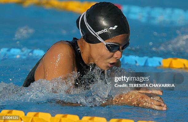 La costarricense Natalia Gomez compite en la final de 100 metros estilo Pecho el 05 de marzo de 2006 en la piscina Eileen Coparropa, en la Ciudad de...