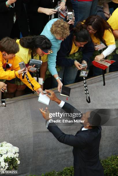 Actor Will Smith signs autographs for fans as he arrives at the 78th Annual Academy Awards at the Kodak Theatre March 5, 2006 in Hollywood,...